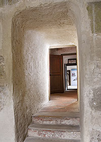 Bild: Blick durch den Bergfried mit seinen fast drei Meter dicken Mauern